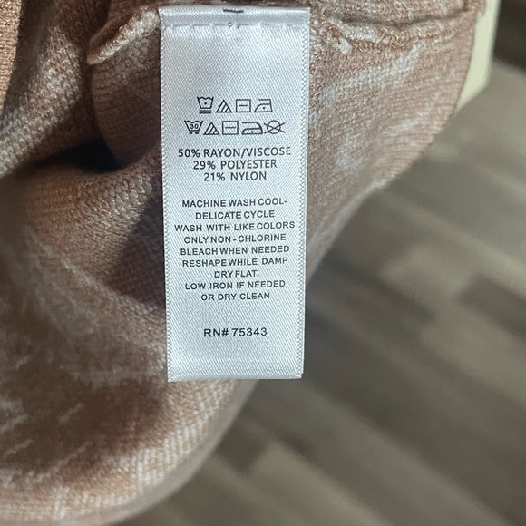 #108 - Cynthia Rowley New York Crewneck Floral Top. Brand New With Tag. - Picture 11 of 12